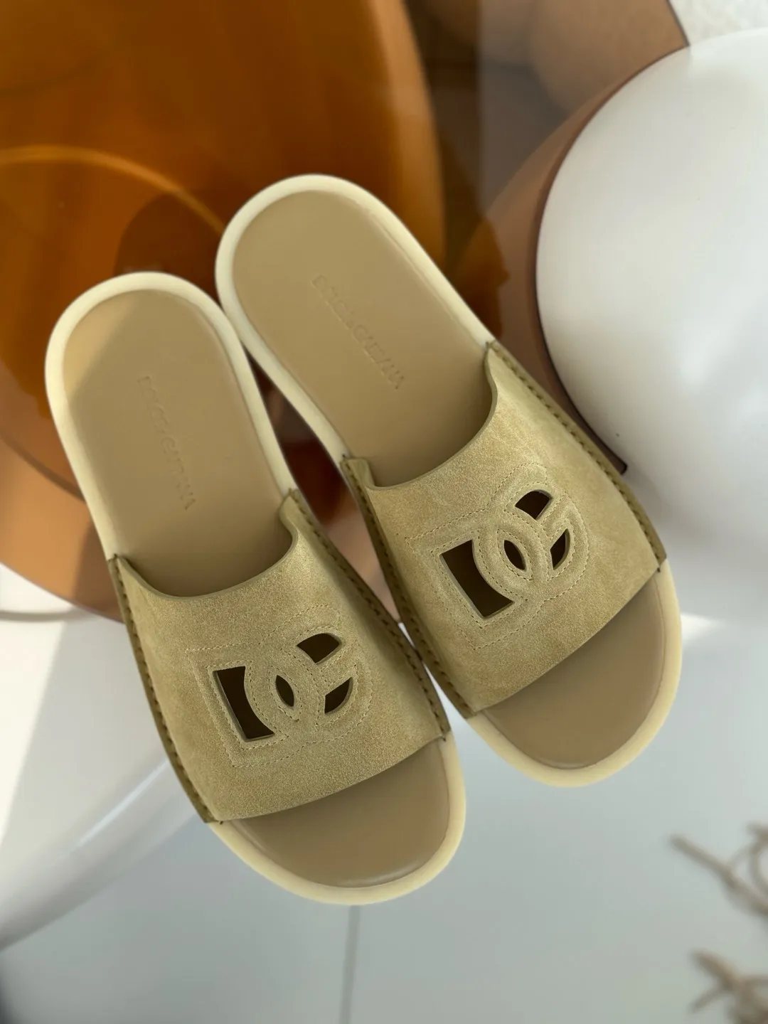 [DG*Dolce & Gabbana] P: 400💰 Size: 38-46 yards D&G/Dolce & Gabbana men’s DG hollow suede slippers FARFETCH original craftsmanship high-end quality